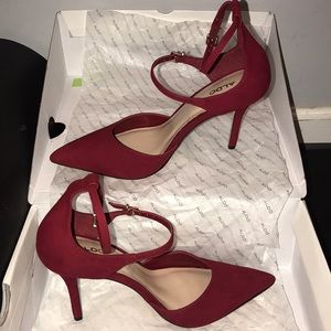 Beautiful 7.5 unworn elegant red stilleto shoe.